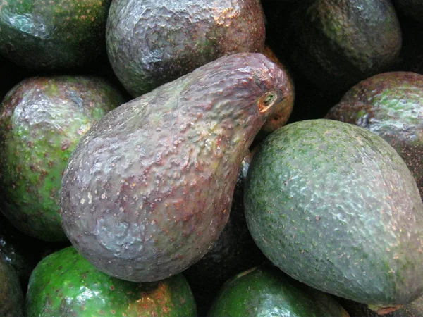 Stapel Von Avocadofrüchten Auf Dem Ländlichen Markt Für Frisches Obst — Stockfoto