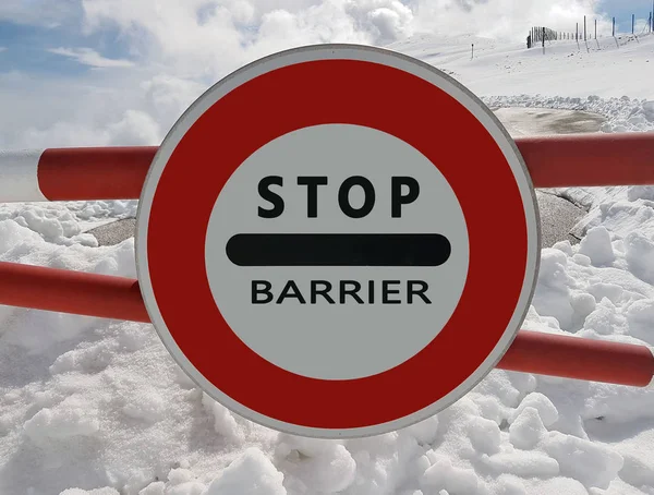 Дорожный Знак Стоп Предупреждение Опасности Горах Лавина Отступает Опасность Заснеженных — стоковое фото