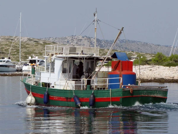 漁師の船がマリーナに戻って上昇します 側の背面 海で食べ物を得ています 専門輸送 工業用のナビゲーション 困難なロボットの場所 魚のビジネス フライト 海の釣り — ストック写真