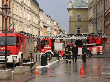 İtfaiye şehrin eski kesiminde kışın uygular. Yangın ve doğal afetler ortadan kaldırılması. Acil müdahale hizmeti. Ekipman. Avrupa. Polonya. Krakow. Şubat 2018.