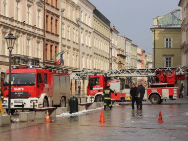 İtfaiye şehrin eski kesiminde kışın uygular. Yangın ve doğal afetler ortadan kaldırılması. Acil müdahale hizmeti. Ekipman. Avrupa. Polonya. Krakow. Şubat 2018.