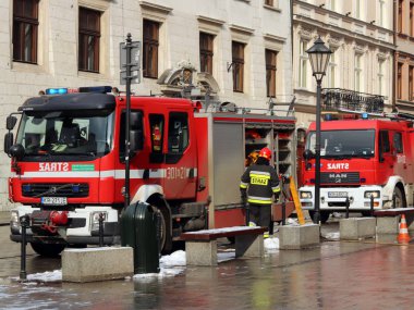 İtfaiye şehrin eski kesiminde kışın uygular. Yangın ve doğal afetler ortadan kaldırılması. Acil müdahale hizmeti. Ekipman. Avrupa. Polonya. Krakow. Şubat 2018.