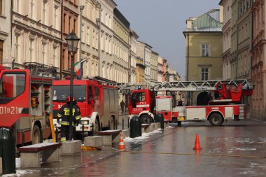 İtfaiye şehrin eski kesiminde kışın uygular. Yangın ve doğal afetler ortadan kaldırılması. Acil müdahale hizmeti. Ekipman. Avrupa. Polonya. Krakow. Şubat 2018.