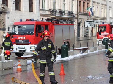 İtfaiye şehrin eski kesiminde kışın uygular. Yangın ve doğal afetler ortadan kaldırılması. Acil müdahale hizmeti. Ekipman. Avrupa. Polonya. Krakow. Şubat 2018.