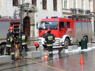 İtfaiye şehrin eski kesiminde kışın uygular. Yangın ve doğal afetler ortadan kaldırılması. Acil müdahale hizmeti. Ekipman. Avrupa. Polonya. Krakow. Şubat 2018.