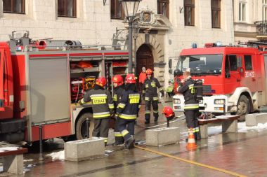 İtfaiye şehrin eski kesiminde kışın uygular. Yangın ve doğal afetler ortadan kaldırılması. Acil müdahale hizmeti. Ekipman. Avrupa. Polonya. Krakow. Şubat 2018.