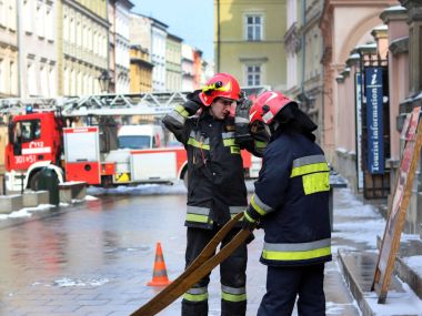 İtfaiye şehrin eski kesiminde kışın uygular. Yangın ve doğal afetler ortadan kaldırılması. Acil müdahale hizmeti. Ekipman. Avrupa. Polonya. Krakow. Şubat 2018.