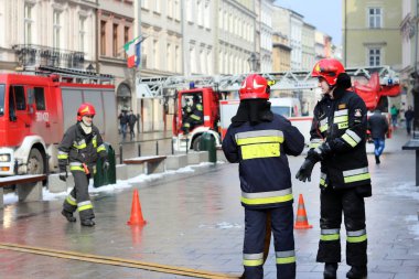 İtfaiye şehrin eski kesiminde kışın uygular. Yangın ve doğal afetler ortadan kaldırılması. Acil müdahale hizmeti. Ekipman. Avrupa. Polonya. Krakow. Şubat 2018.