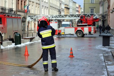 İtfaiye şehrin eski kesiminde kışın uygular. Yangın ve doğal afetler ortadan kaldırılması. Acil müdahale hizmeti. Ekipman. Avrupa. Polonya. Krakow. Şubat 2018.