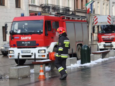 İtfaiye şehrin eski kesiminde kışın uygular. Yangın ve doğal afetler ortadan kaldırılması. Acil müdahale hizmeti. Ekipman. Avrupa. Polonya. Krakow. Şubat 2018.