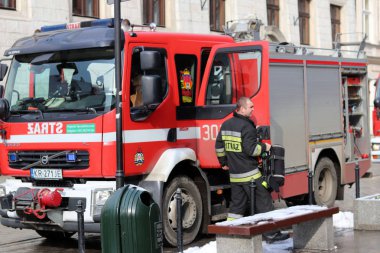 İtfaiye şehrin eski kesiminde kışın uygular. Yangın ve doğal afetler ortadan kaldırılması. Acil müdahale hizmeti. Ekipman. Avrupa. Polonya. Krakow. Şubat 2018.