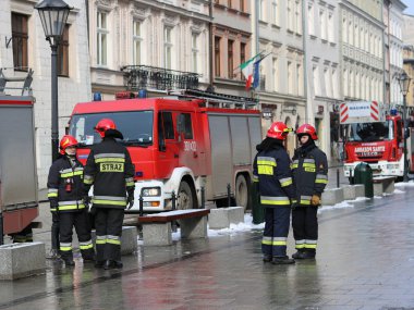 İtfaiye şehrin eski kesiminde kışın uygular. Yangın ve doğal afetler ortadan kaldırılması. Acil müdahale hizmeti. Ekipman. Avrupa. Polonya. Krakow. Şubat 2018.