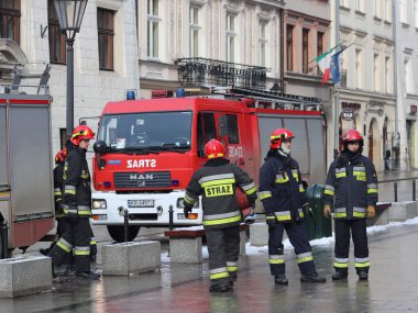 İtfaiye şehrin eski kesiminde kışın uygular. Yangın ve doğal afetler ortadan kaldırılması. Acil müdahale hizmeti. Ekipman. Avrupa. Polonya. Krakow. Şubat 2018.