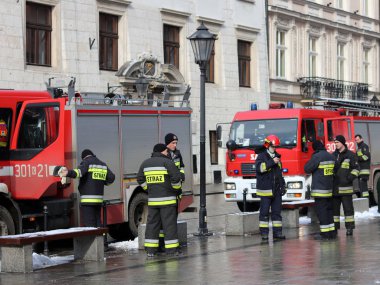 İtfaiye şehrin eski kesiminde kışın uygular. Yangın ve doğal afetler ortadan kaldırılması. Acil müdahale hizmeti. Ekipman. Avrupa. Polonya. Krakow. Şubat 2018.