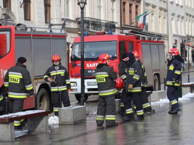 İtfaiye şehrin eski kesiminde kışın uygular. Yangın ve doğal afetler ortadan kaldırılması. Acil müdahale hizmeti. Ekipman. Avrupa. Polonya. Krakow. Şubat 2018.