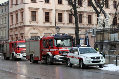 İtfaiye şehrin eski kesiminde kışın uygular. Yangın ve doğal afetler ortadan kaldırılması. Acil müdahale hizmeti. Ekipman. Avrupa. Polonya. Krakow. Şubat 2018.