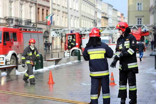İtfaiye şehrin eski kesiminde kışın uygular. Yangın ve doğal afetler ortadan kaldırılması. Acil müdahale hizmeti. Ekipman. Avrupa. Polonya. Krakow. Şubat 2018.