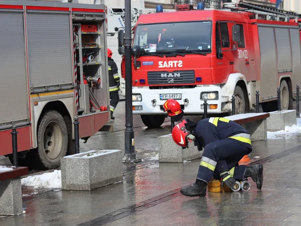 İtfaiye şehrin eski kesiminde kışın uygular. Yangın ve doğal afetler ortadan kaldırılması. Acil müdahale hizmeti. Ekipman. Avrupa. Polonya. Krakow. Şubat 2018.