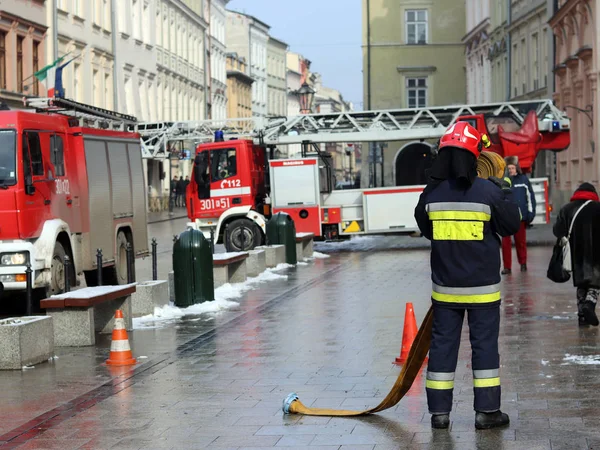 İtfaiye şehrin eski kesiminde kışın uygular. Yangın ve doğal afetler ortadan kaldırılması. Acil müdahale hizmeti. Ekipman. Avrupa. Polonya. Krakow. Şubat 2018.