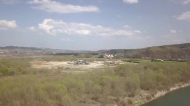 Ayıklama, yıkama, sıralama ve oyalama nehir çakıl. Madencilik sektörü. Teknoloji bir taş alma. Bir kuş bakışı. Bir quadcopter ile ateş. Moloz sıralama metal konstrüksiyon