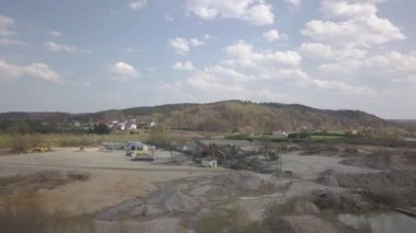 Ayıklama, yıkama, sıralama ve oyalama nehir çakıl. Madencilik sektörü. Teknoloji bir taş alma. Bir kuş bakışı. Bir quadcopter ile ateş. Moloz sıralama metal konstrüksiyon