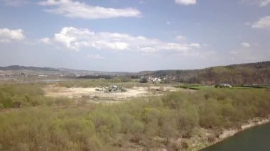 Ayıklama, yıkama, sıralama ve oyalama nehir çakıl. Madencilik sektörü. Teknoloji bir taş alma. Bir kuş bakışı. Bir quadcopter ile ateş. Moloz sıralama metal konstrüksiyon