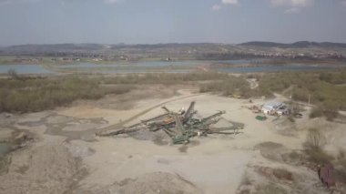 Ayıklama, yıkama, sıralama ve oyalama nehir çakıl. Madencilik sektörü. Teknoloji bir taş alma. Bir kuş bakışı. Bir quadcopter ile ateş. Moloz sıralama metal konstrüksiyon
