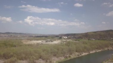 Ayıklama, yıkama, sıralama ve oyalama nehir çakıl. Madencilik sektörü. Teknoloji bir taş alma. Bir kuş bakışı. Bir quadcopter ile ateş. Moloz sıralama metal konstrüksiyon