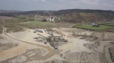 Ayıklama, yıkama, sıralama ve oyalama nehir çakıl. Madencilik sektörü. Teknoloji bir taş alma. Bir kuş bakışı. Bir quadcopter ile ateş. Moloz sıralama metal konstrüksiyon