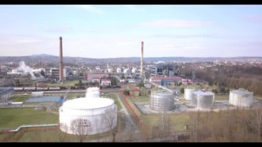Bir dron gelen petrol refineryshooting üzerinde uçuş. Yakıt ve motor yağları imalatı. Kimya endüstrisi.