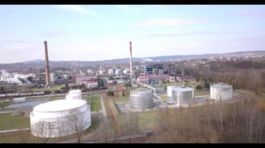 Bir dron gelen petrol refineryshooting üzerinde uçuş. Yakıt ve motor yağları imalatı. Kimya endüstrisi.