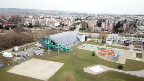 ジャスロー Podkarpatian ポーランド 2018 市立ウォーター スライド付き屋根付きのスイミング プール 複雑なスポーツおよびスポーツします モダンなデザイン 健康的なライフ — ストック動画