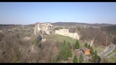 Kamenets, Odjykon, Polonya oteller-8 Nisan 2018: Antik doğal peyzaj Orta Avrupa orta şeridi fon karşı bir ortaçağ kale kalıntıları. Drone görünümünü. Sinek Panoraması.