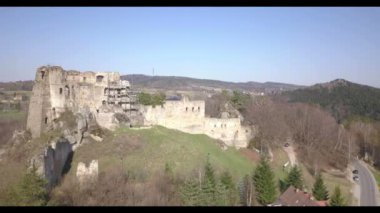 Kamenets, Odjykon, Polonya oteller-8 Nisan 2018: Antik doğal peyzaj Orta Avrupa orta şeridi fon karşı bir ortaçağ kale kalıntıları. Drone görünümünü. Sinek Panoraması.