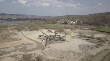 Ayıklama, yıkama, sıralama ve oyalama nehir çakıl. Madencilik sektörü. Teknoloji bir taş alma. Bir kuş bakışı. Bir quadcopter ile ateş. Moloz sıralama metal konstrüksiyon