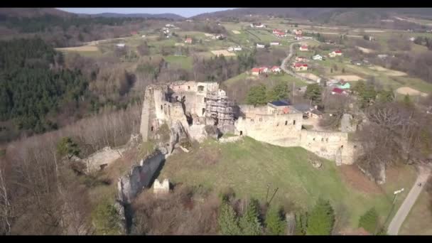 カメネツ 付近の Odjykon ポーランド 2018 中央ヨーロッパの中央ストリップの自然の風景の背景に中世の城の遺跡 ドローンのビュー フライのパノラマ — ストック動画