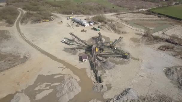 河流砾石的提取 分拣和分散 采矿业 获得一块石头的技术 鸟瞰图 Quadcopter 碎石分选金属施工 — 图库视频影像