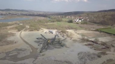 Nehir çakıllarının çıkarılması, yıkanması, tasnif edilmesi ve dağıtılması. Madencilik endüstrisi. Taş elde etme teknolojisi. Kuş bakışı. Bir kuadrokopterle ateş etmek. Moloz ayıklamanın metal yapısı