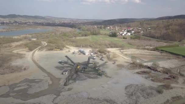 Nehir Çakıllarının Çıkarılması Yıkanması Tasnif Edilmesi Dağıtılması Madencilik Endüstrisi Taş — Stok video