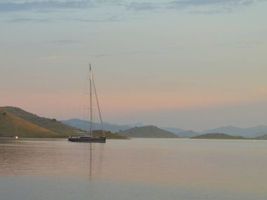 Hırvatistan 'da Daloyunun Rivierası Körfezinde demirlemiş yatlar. Akdeniz bölgesinin Adriyatik Denizi. Krka Milli Parkı. Lüks yaşam tarzı. Tatil gezisi.