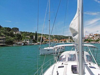 Hırvat sahil kasabasında bir koyda Yatçılık sanny günde. Avrupa. Adriyatik Denizi Akdeniz bölgesi. Dalmaçya riviera. Yat Turu gezisi.