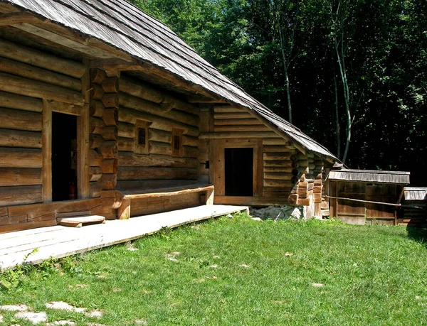 Casa Madera Con Patio Antigua Arquitectura Región Los Cárpatos Ucrania — Foto de Stock