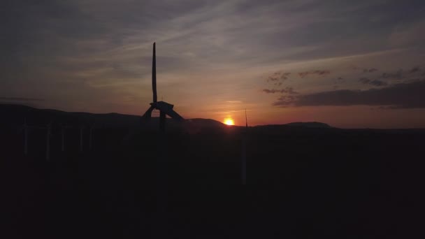 Windenergie Bij Zonsondergang Romantische Avond Moderne Technologieën Van Ecologisch Schone — Stockvideo