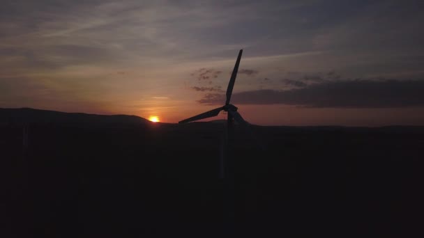 Větrná Elektrárna Při Západu Slunce Romantický Večer Moderní Technologie Ekologicky — Stock video