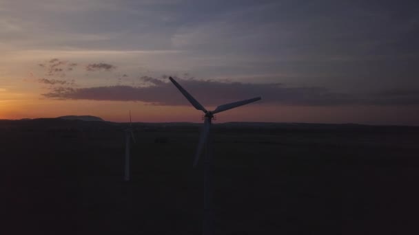 Central Eólica Atardecer Noche Romántica Modernas Tecnologías Electricidad Ecológicamente Limpia — Vídeo de stock