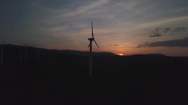 Szélerőmű Naplementében Romantikus Este Ökológiailag Tiszta Elektromosság Modern Technológiái Környezet — Stock videók