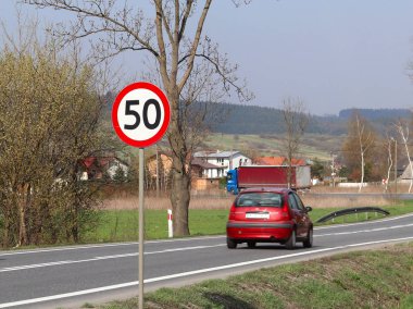 Trafik hız 50 km/h. için sınırlama yol karayolu üzerinde oturum açın. trafik güvenliği. Motorlu ulaşım yolcu ve yükleri. Modern arabalar. Arabayı yolda hareket ediyor.
