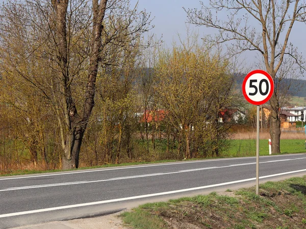 Trafik hız 50 km/h. için sınırlama yol karayolu üzerinde oturum açın. trafik güvenliği. 