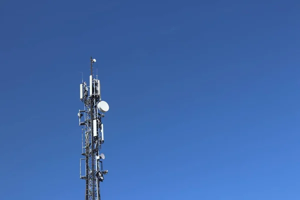 Wieży Radiowej Anteny Tle Błękitnego Nieba Metalowa Konstrukcja Tezhnologii Sieci — Zdjęcie stockowe