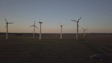 Gyor bölgesinde, Macaristan - 20 Nisan 2018: rüzgar elektrik santrali günbatımı dronun içinde. Romantik akşam ve ekolojik temiz elektrik modern teknolojiler. Çevrenin korunması. Parlak gelecek.